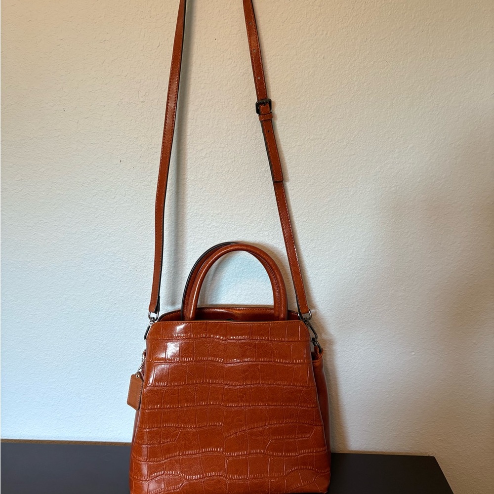 MDBM Perpignan Tan Crossbody with Gold Accents and Leather Finish